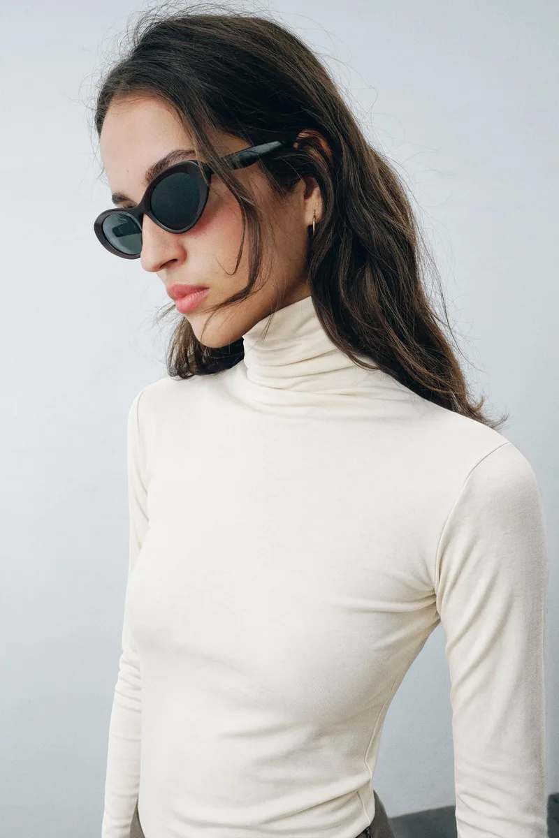 TURTLENECK T-SHIRT